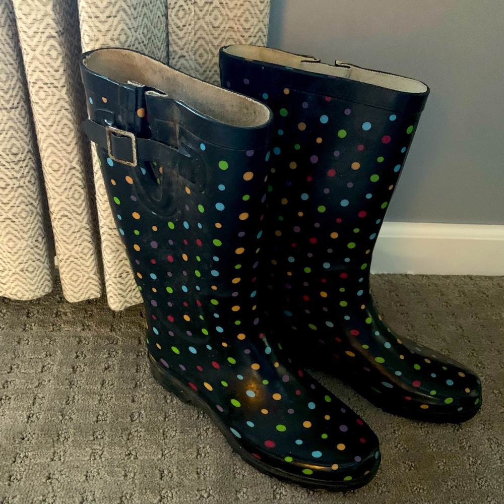 Black polka dotted rain boots